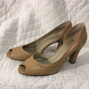 Women’s nude pumps
